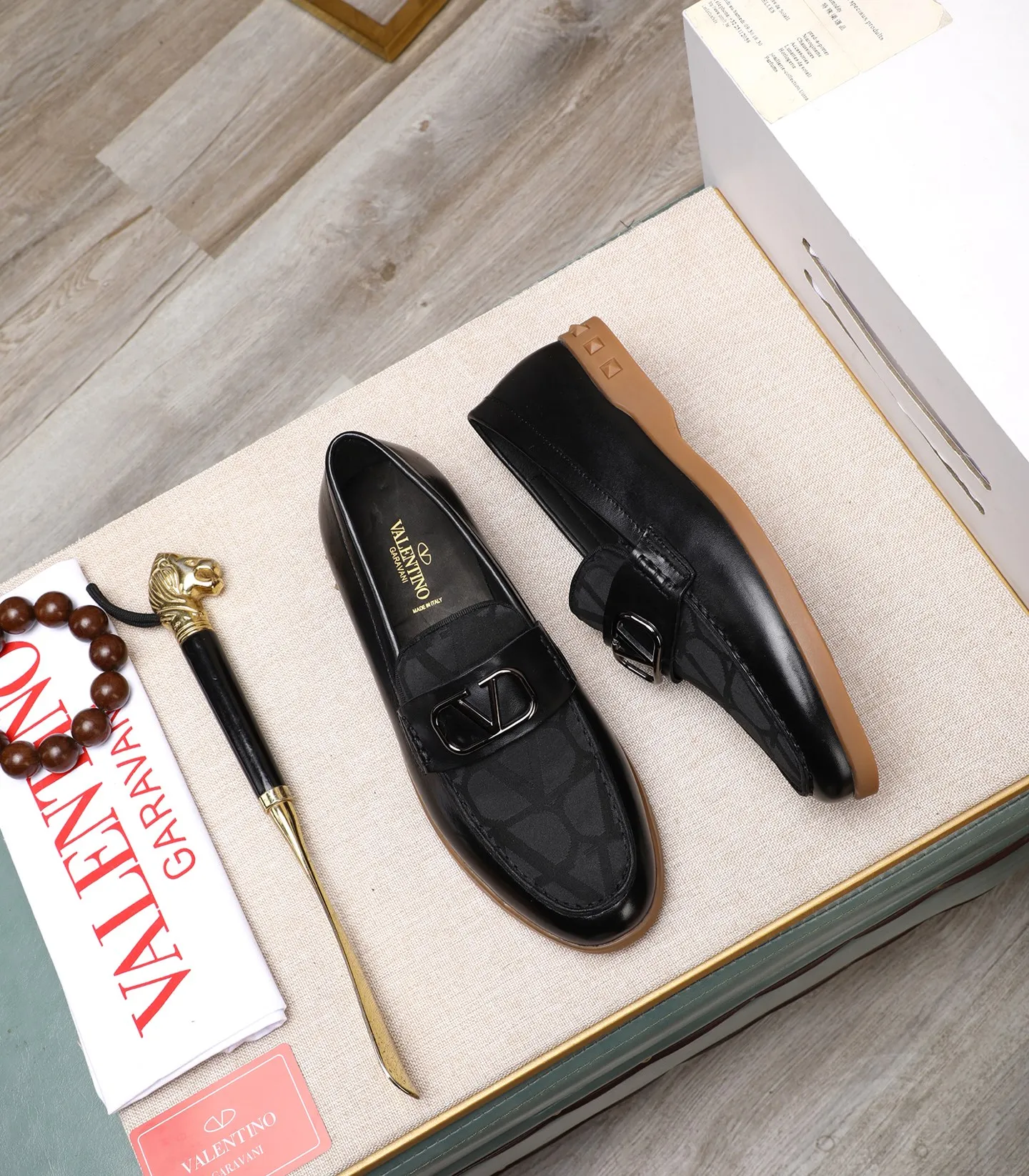 Men's shoes 💰520 [Valentino-Valentino] High-quality boutique men's shoes. The same style as the celebrities, original and authentic.✅ Made of imported cowhide + original apricot cowhide lining. The French luxury model is priced at 14,080 Swiss francs. It is also a Paris Fashion Week catwalk model. A brand can be deeply rooted in your heart, and a pair of shoes can make you linger. What you wear is not only noble, but also an aura. 👻Standard 38-45